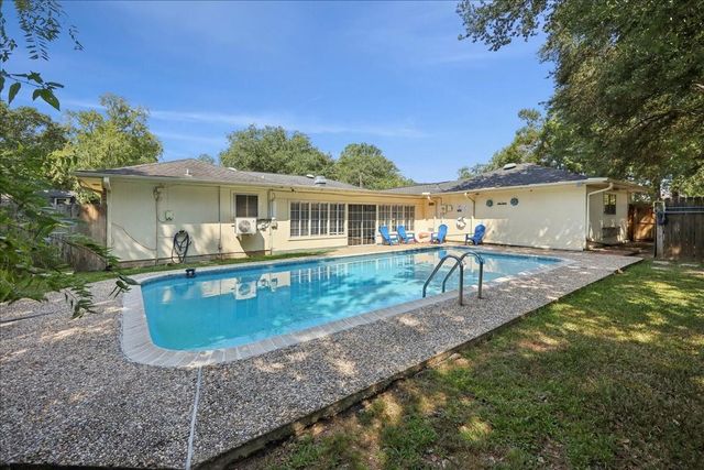 990 Chatwood Drive, Beaumont, TX 77706