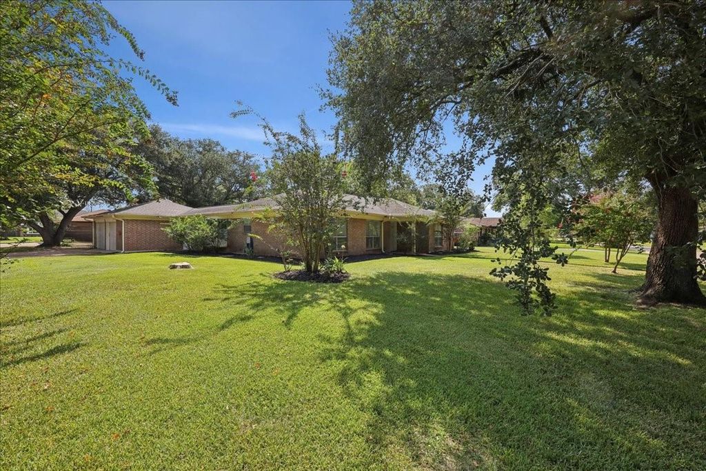 990 Chatwood Drive, Beaumont, TX 77706