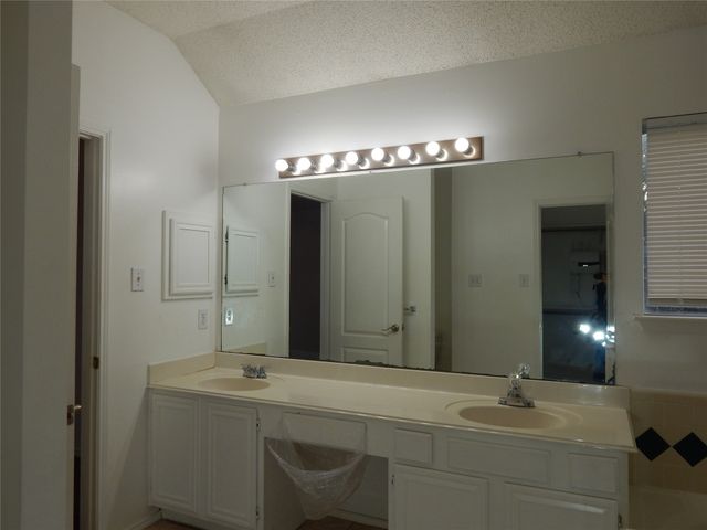 804 Sansome Drive, Arlington, TX 76018