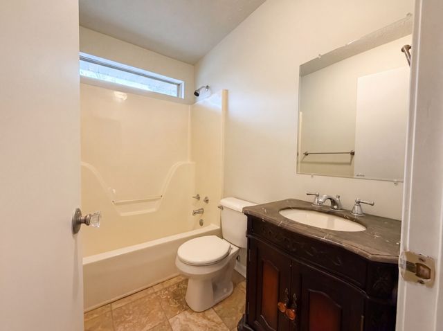 4046 Farmingham Woods Dr, Hermitage, TN 37076