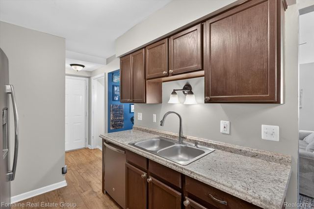 3141 High Pointe Ridge Road 26, Orion Charter Township, MI 48359