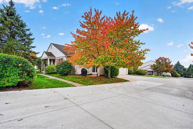 3141 High Pointe Ridge Road 26, Orion Charter Township, MI 48359