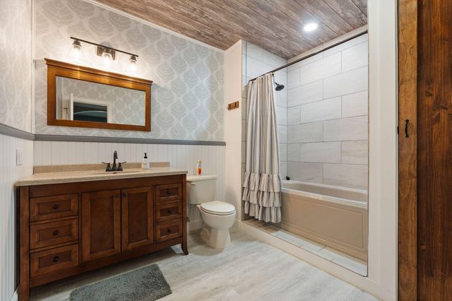 6776 Fox Crossing, Knox, IN 46534