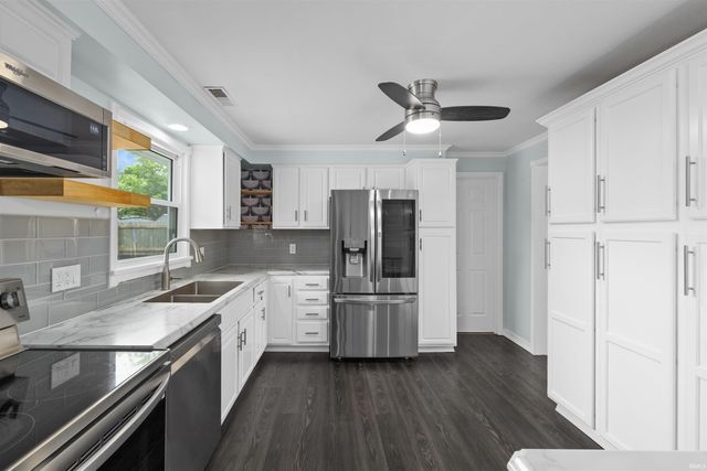 110 Navarre Court, Auburn, IN 46706