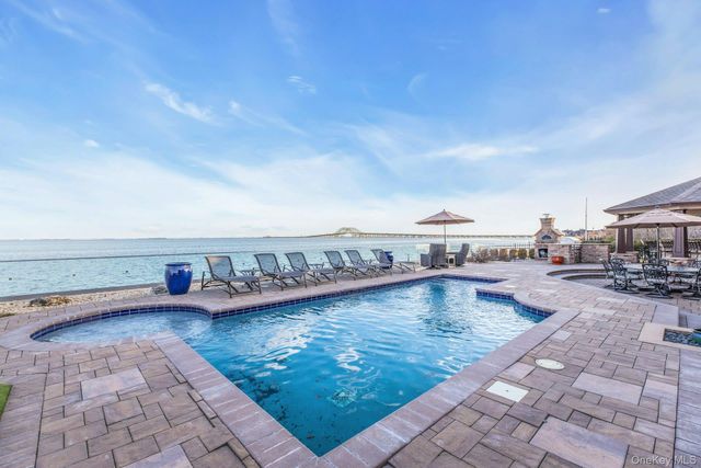 4 Shoal Drive, West Islip, NY 11795