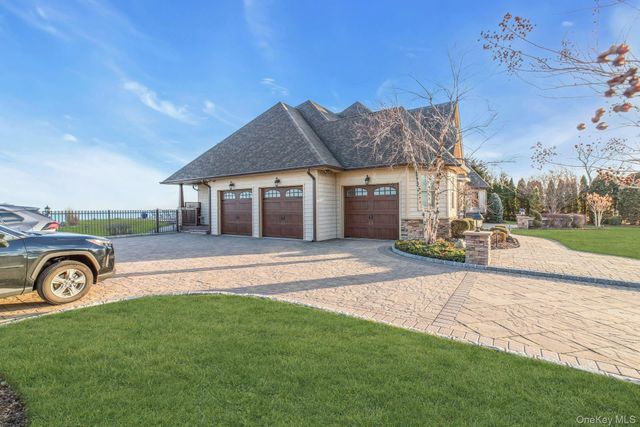 4 Shoal Drive, West Islip, NY 11795