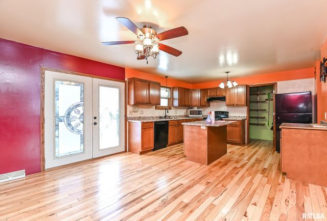 118 S LOCUST Street, Williamsfield, IL 61489