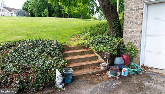 100 ALBRIGHT DR, Hanover, PA 17331