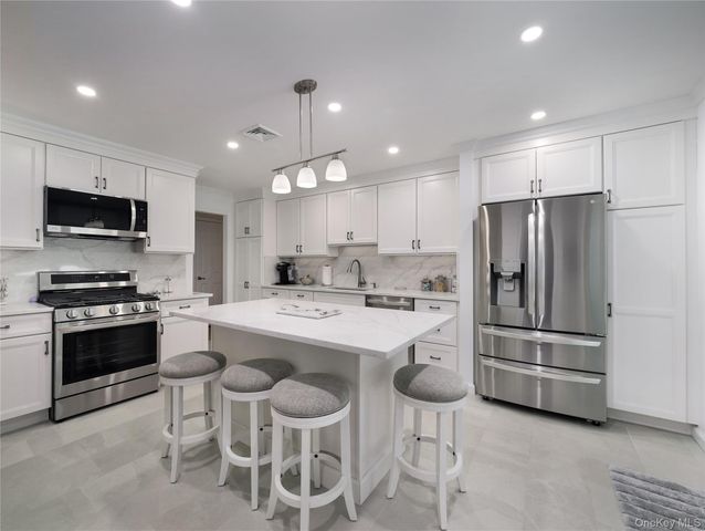 27 Will Rogers Lane, Nanuet, NY 10954