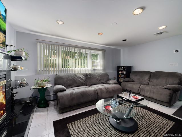 27 Will Rogers Lane, Nanuet, NY 10954