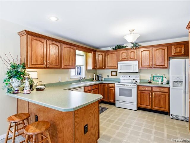 8431 Lakeshore Road, Burtchville, MI 48059