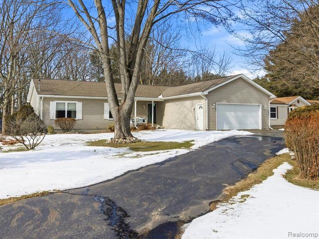 8431 Lakeshore Road, Burtchville, MI 48059