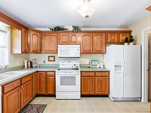 8431 Lakeshore Road, Burtchville, MI 48059