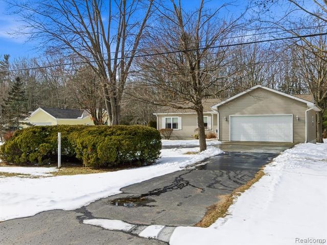 8431 Lakeshore Road, Burtchville, MI 48059