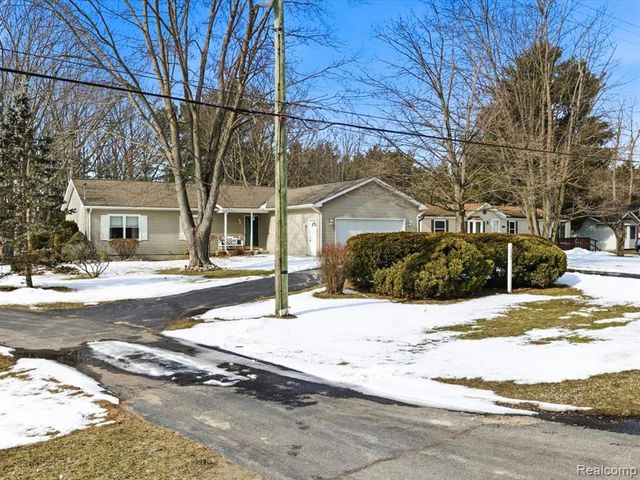 8431 Lakeshore Road, Burtchville, MI 48059