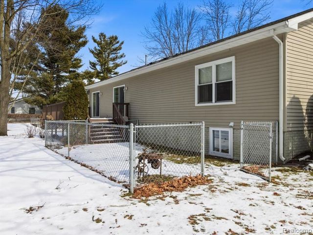 8431 Lakeshore Road, Burtchville, MI 48059