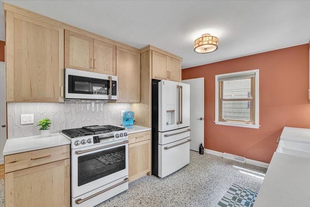 2115 W 34th Street, Davenport, IA 52806