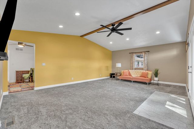 2115 W 34th Street, Davenport, IA 52806