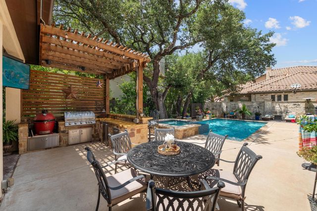 7 Sunview RD, The Hills, TX 78738