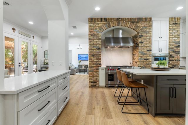 7 Sunview RD, The Hills, TX 78738