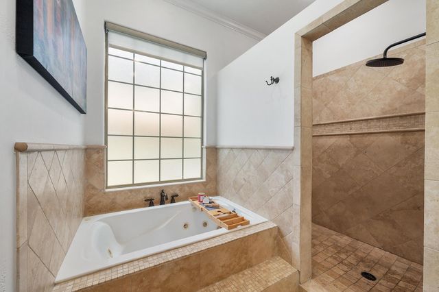 7 Sunview RD, The Hills, TX 78738