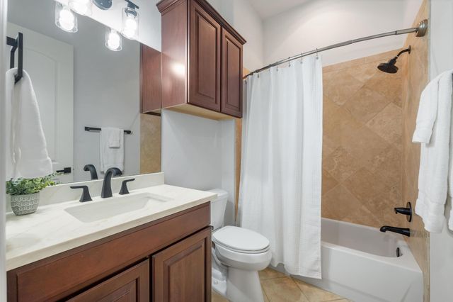 7 Sunview RD, The Hills, TX 78738