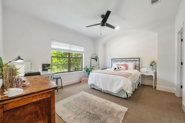 7 Sunview RD, The Hills, TX 78738