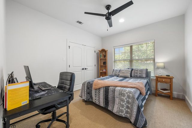 7 Sunview RD, The Hills, TX 78738