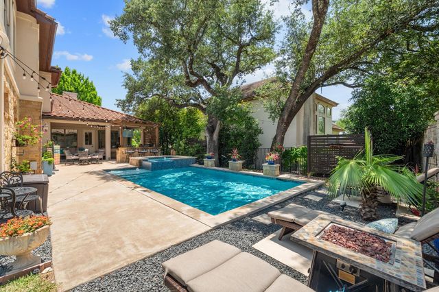 7 Sunview RD, The Hills, TX 78738