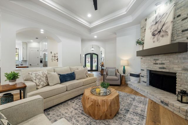 7 Sunview RD, The Hills, TX 78738