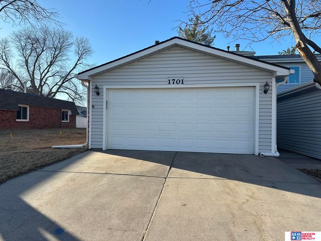 1701 Granada Lane, Lincoln, NE 68528