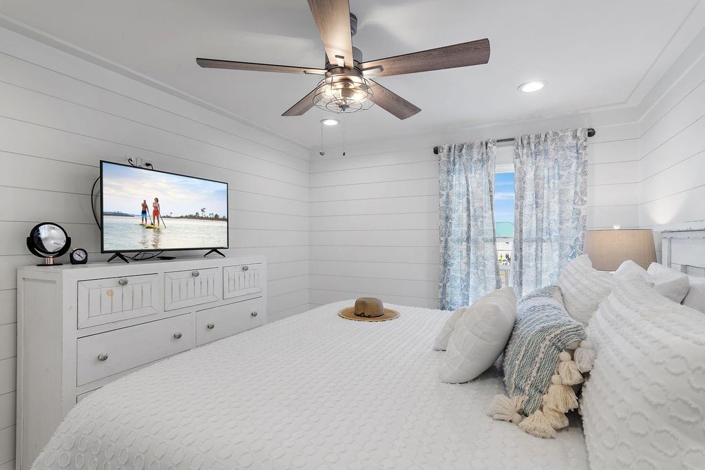 Image 22 of property listing at 8294 E County Highway 30A 13, Inlet Beach, FL 32461