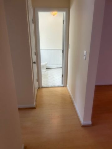8 Hallmark Gdns 5, Burlington, MA 01803