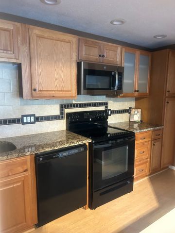 8 Hallmark Gdns 5, Burlington, MA 01803