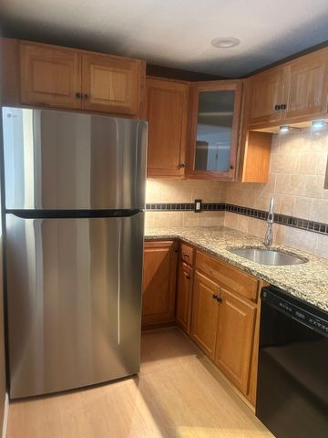 8 Hallmark Gdns 5, Burlington, MA 01803