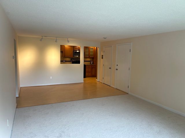 8 Hallmark Gdns 5, Burlington, MA 01803