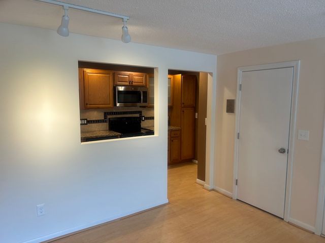 8 Hallmark Gdns 5, Burlington, MA 01803