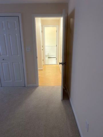 8 Hallmark Gdns 5, Burlington, MA 01803