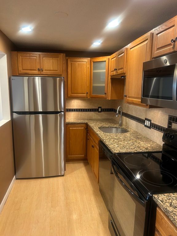 8 Hallmark Gdns 5, Burlington, MA 01803