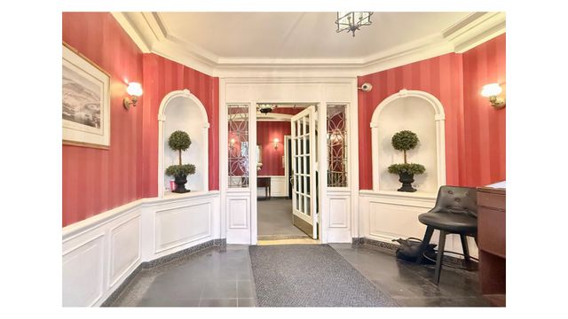 310 W 55th St Apt 4B, New York City, NY 10019