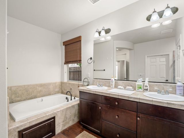 11319 N Via Napoli Drive, Fresno, CA 93730