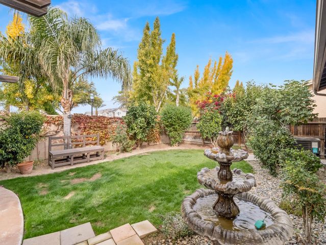 11319 N Via Napoli Drive, Fresno, CA 93730