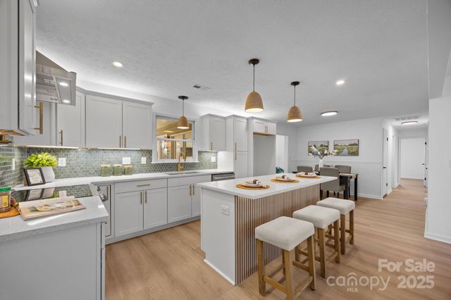 23 Coronet Lane, Hendersonville, NC 28792