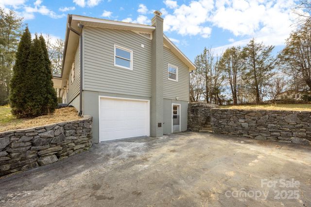 23 Coronet Lane, Hendersonville, NC 28792