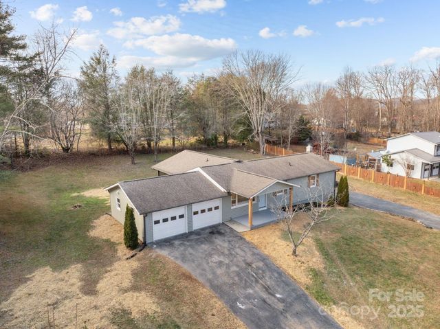 23 Coronet Lane, Hendersonville, NC 28792