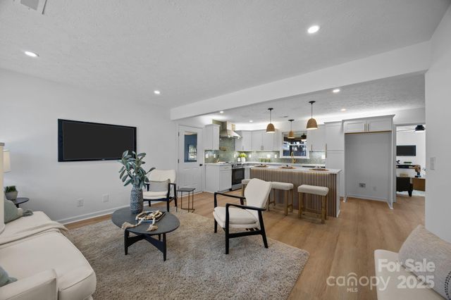 23 Coronet Lane, Hendersonville, NC 28792