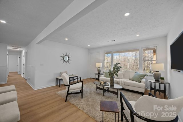 23 Coronet Lane, Hendersonville, NC 28792