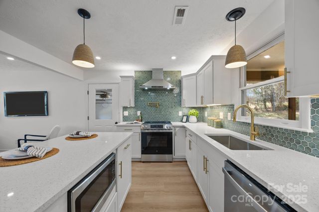 23 Coronet Lane, Hendersonville, NC 28792