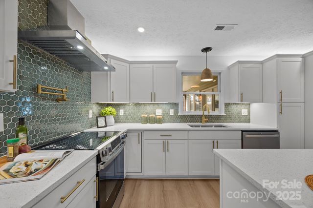 23 Coronet Lane, Hendersonville, NC 28792