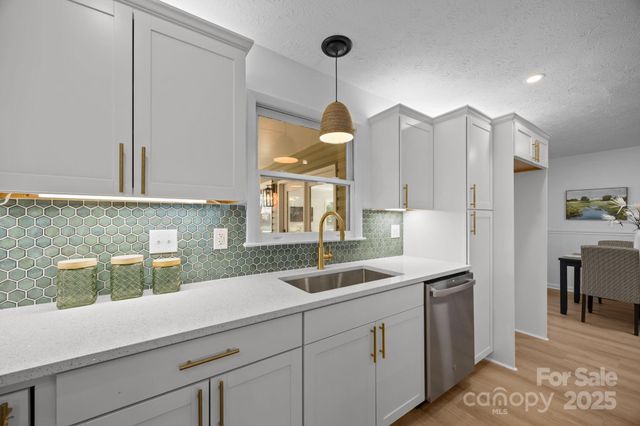 23 Coronet Lane, Hendersonville, NC 28792